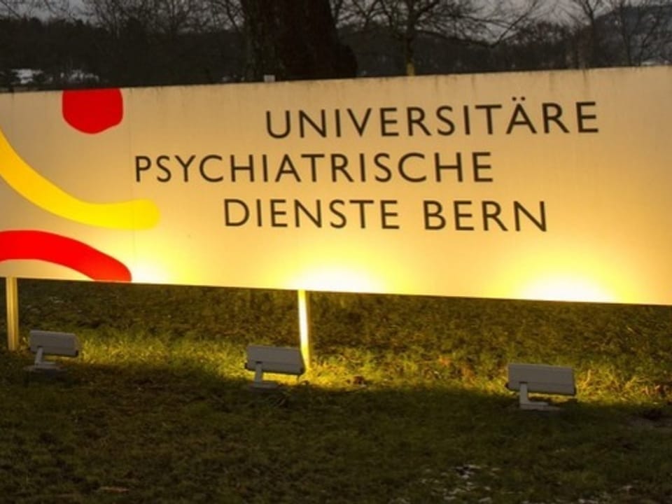 Beleuchtetes Schild mit Aufschrift «Universitäre Psychiatrische Dienste Bern»