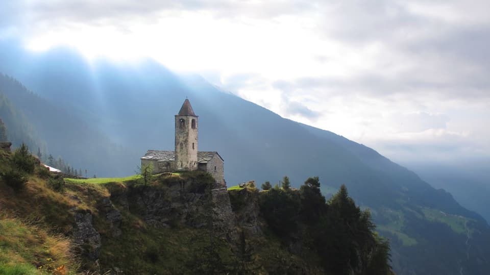 Eine Kirche fotografiert an einem Steilhang.