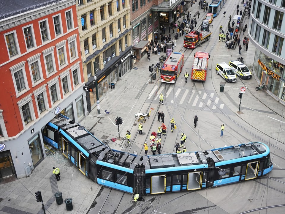 Strassenbahn-Unfall in der Innenstadt mit Einsatzfahrzeugen und Rettungskräften.