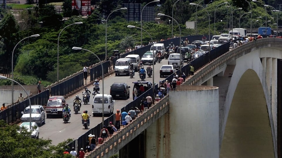 Eine vielbefahrene Auto- und Fussgänger führt von Brasilien nach Paraguay