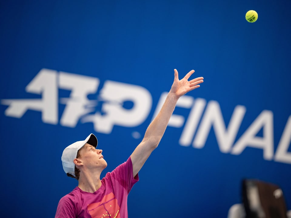 Tennisspieler beim Aufschlag mit ATP Finals Hintergrund.