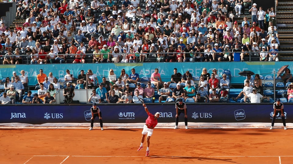 Djokovic spielt auf dem Tennisplatz, dahinter die Zuschauerreihen.