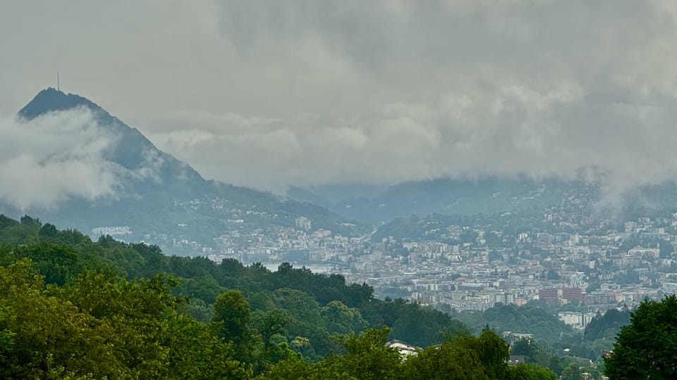 Blick auf den wolkenverhangenen San Salvatore und Lugano.