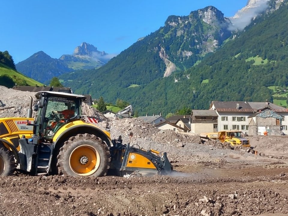 Ein Bagger steht für den Bau des Schutzdamms im Einsatz