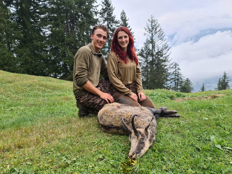 Pascal Schuhmacher e Martina Näff cun il buc da chamutsch.