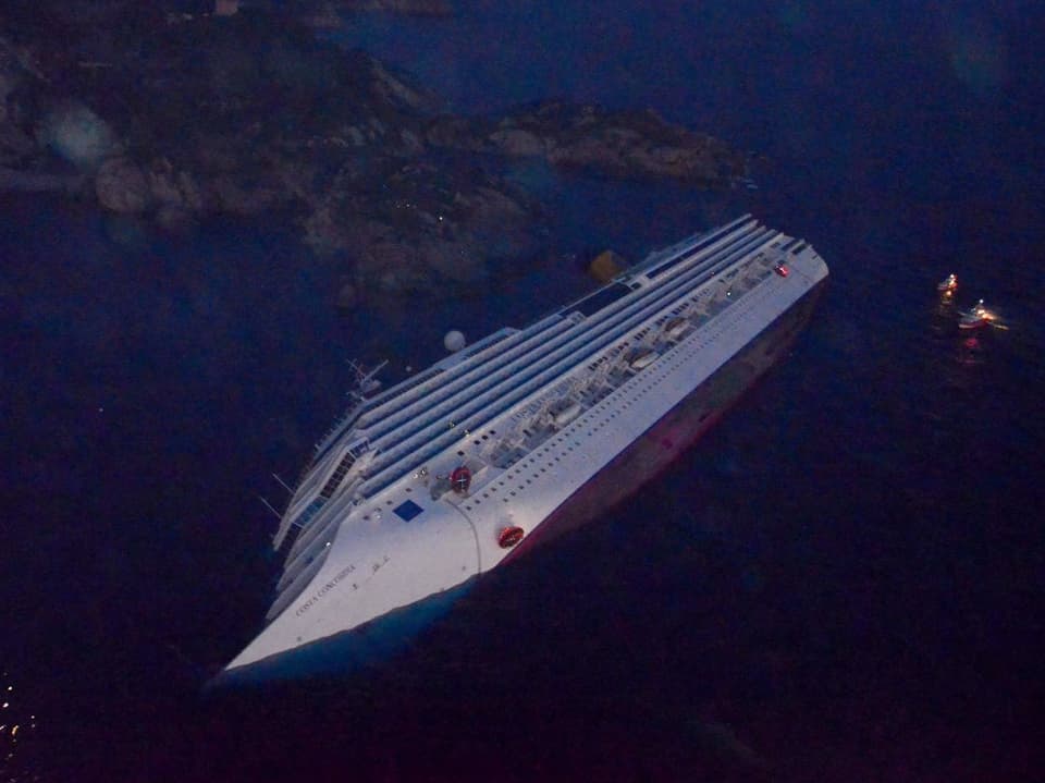  Costa Concordia in Schräglage.