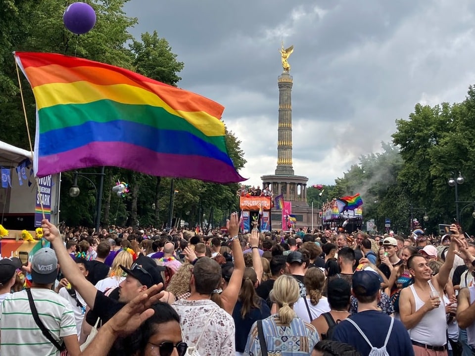 Ein Menschenstrom vor der Siegessäule.