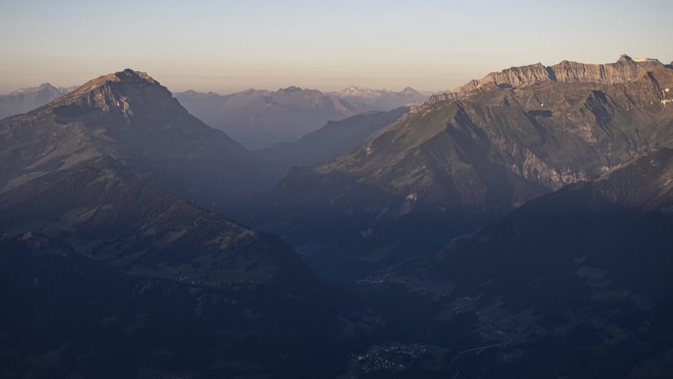 Taminatal mit dem Calanda (links) und dem Ringelspitz (rechts). 