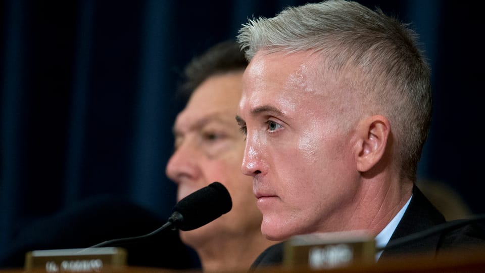 Der Leiter des Bengasi-Sonderausschusses, Trey Gowdy, hört sich Clintons Ausführungen an.