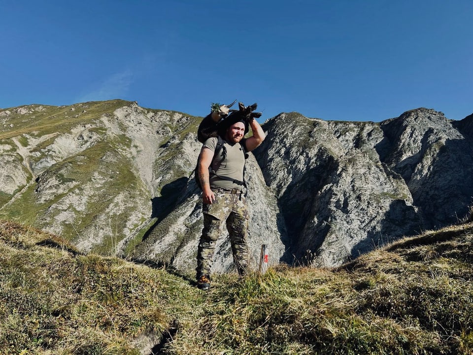 Wanderer in den Bergen mit Rucksack auf dem Rücken.