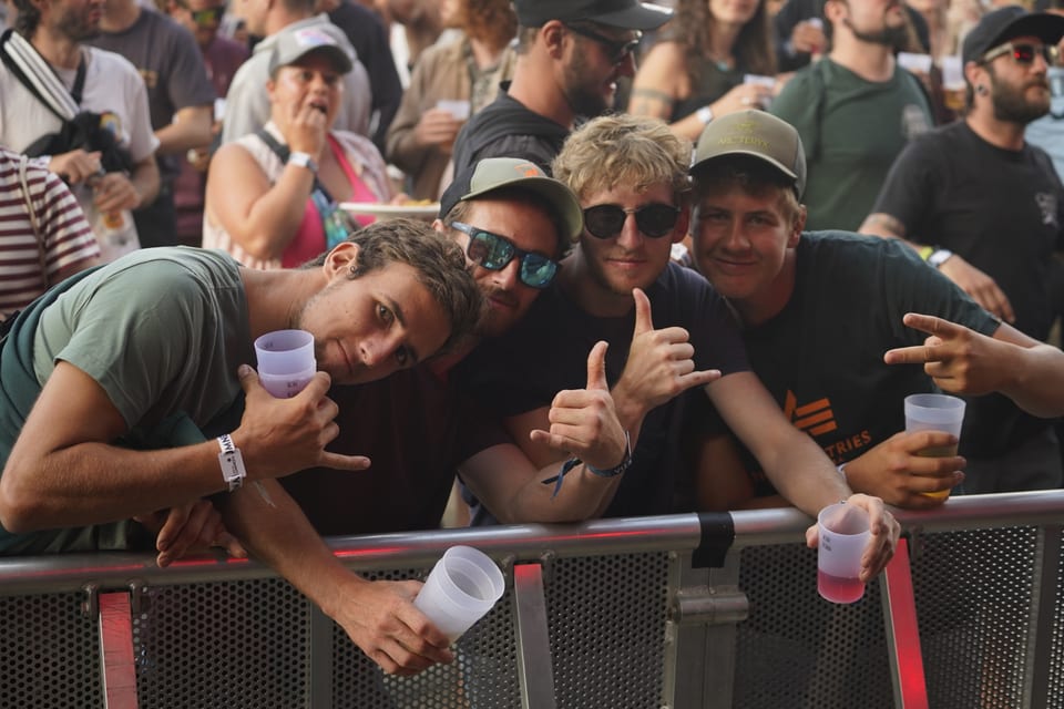 Das Publikum vor der Bühne am Open Air Lumnezia.