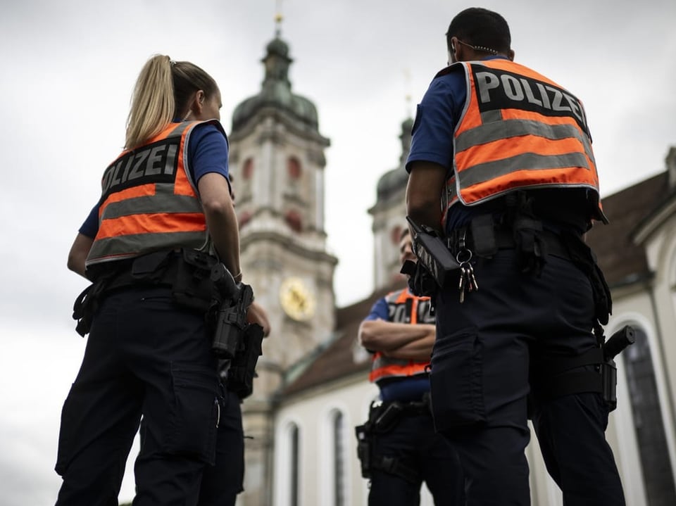 Polizisten sichern Kirche ab.