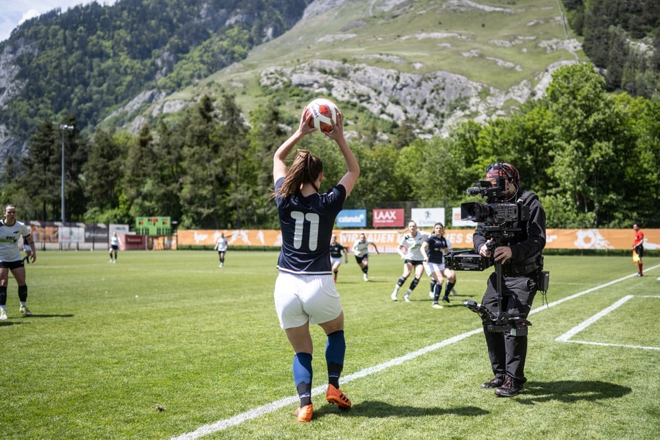 Einwurf FC Domat/Ems Frauen