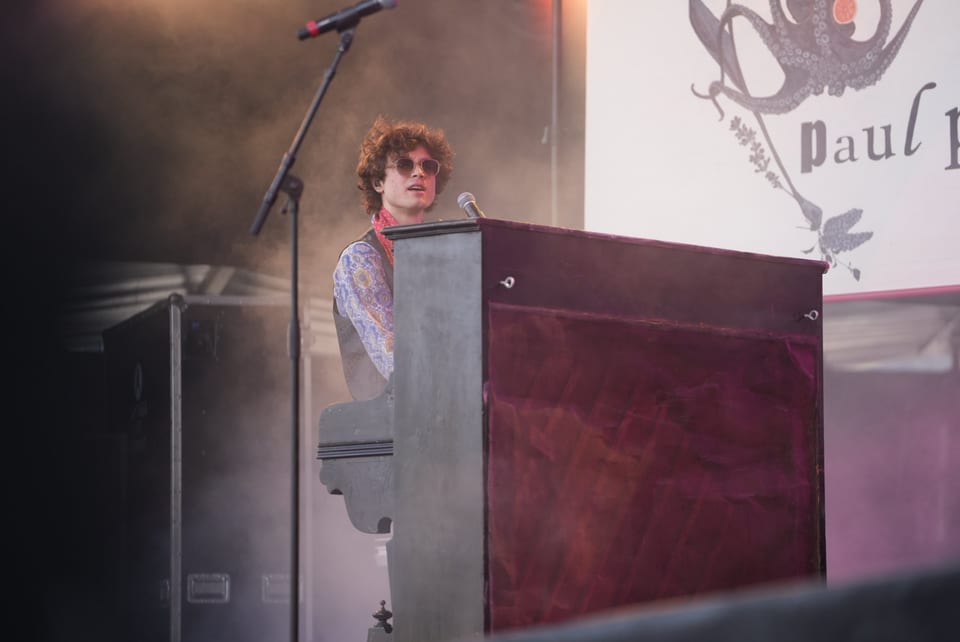 Paul Palud spielt Klavier am Open Air Lumnezia 2024 in Degen.