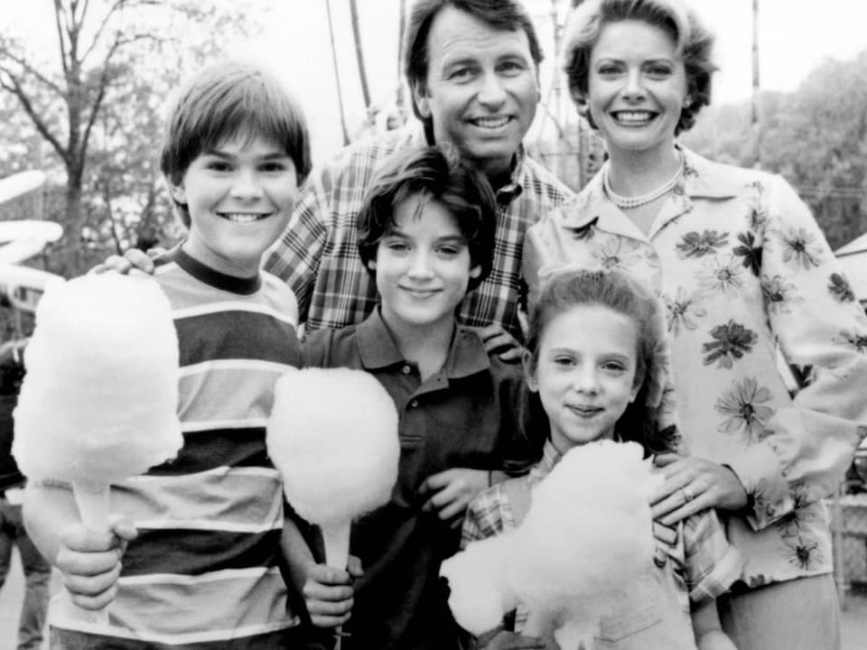 Schwarzweissfoto von fünf Personen mit Zuckerwatte.