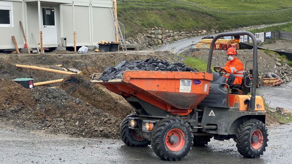 La crappa da l'emprima siglientada dal tunnel da drenascha vegn transportada davent.