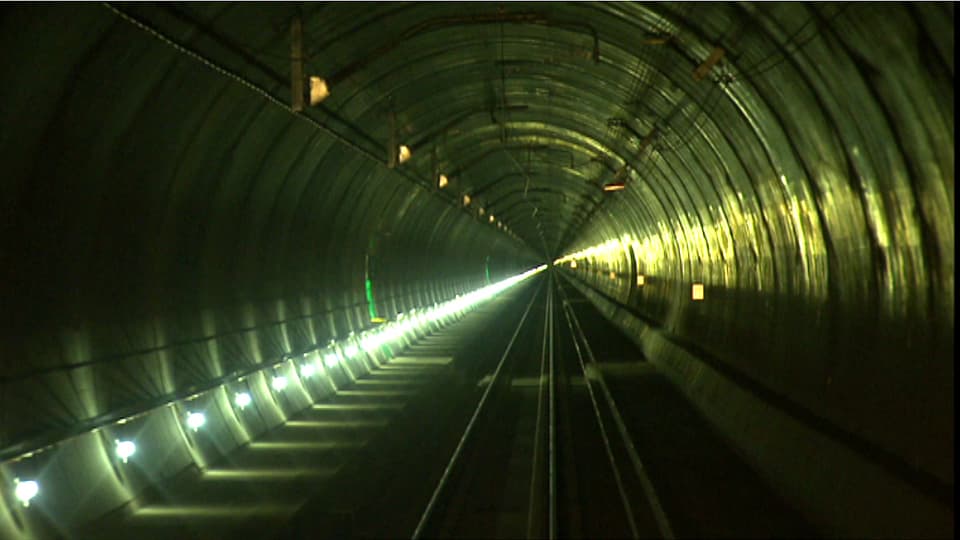 Blick aus dem Führerstand einer Lokomotive in den Gotthardbasistunnel