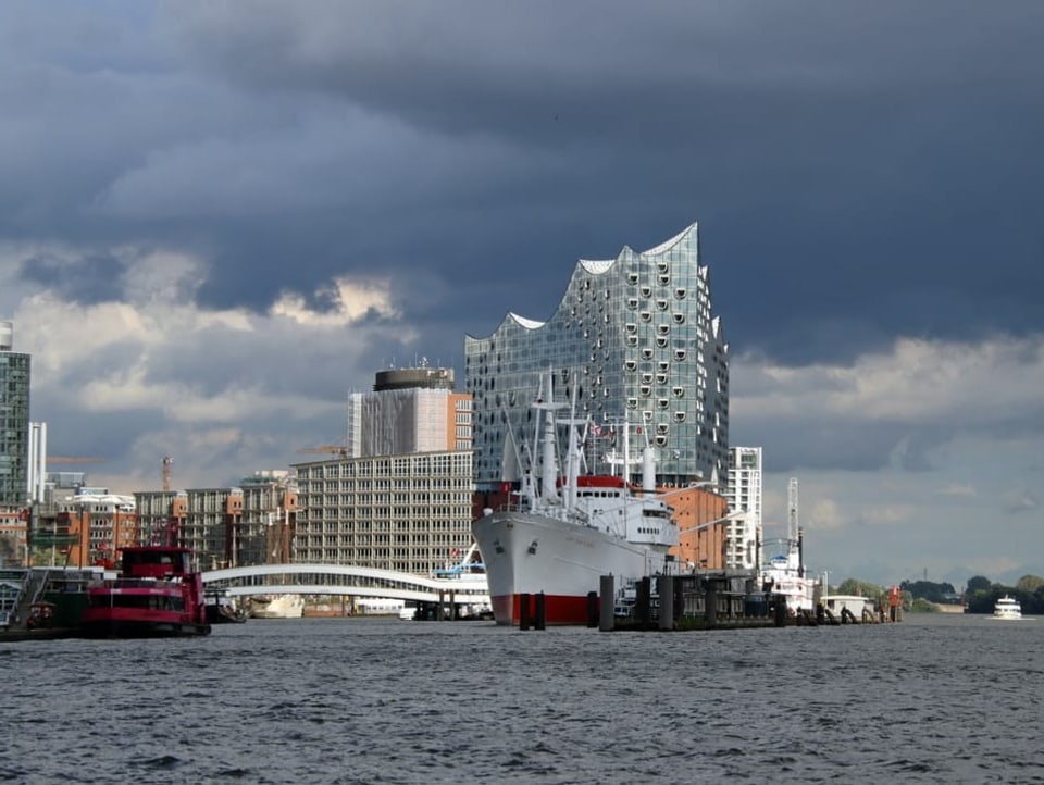 Dar Hafen in Hamburg mit der Elbphilharmonie.