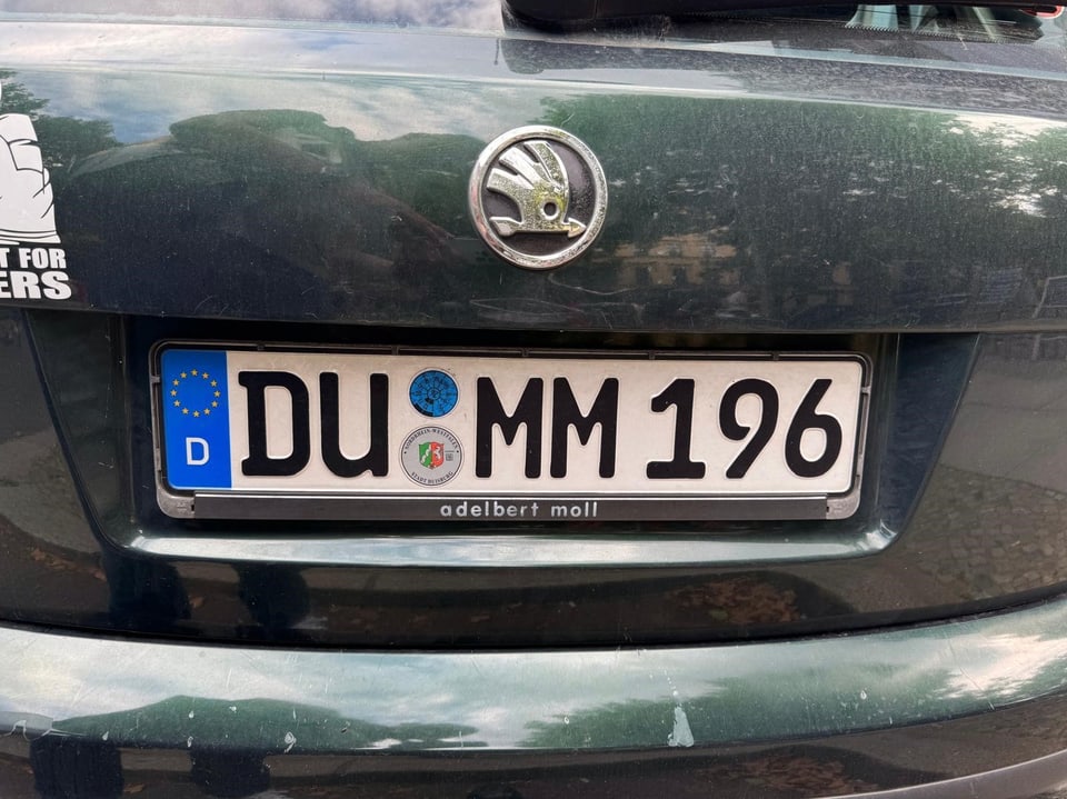 Nahaufnahme eines deutschen Autokennzeichens DU MM 196.