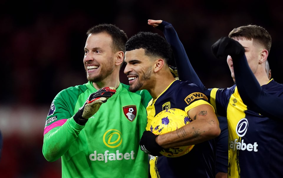 Bournemouths Dominic Solanke mit dem Ball unter dem Arm.