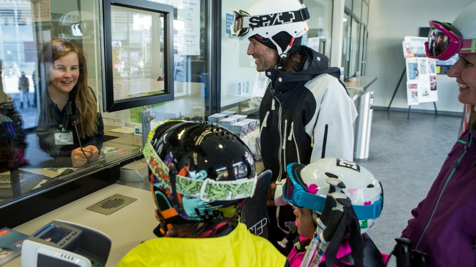 Weisse Arena Bergbahnen AG, Kasse, Erfolgreicher Februar für die Bergbahnen Graubünden.