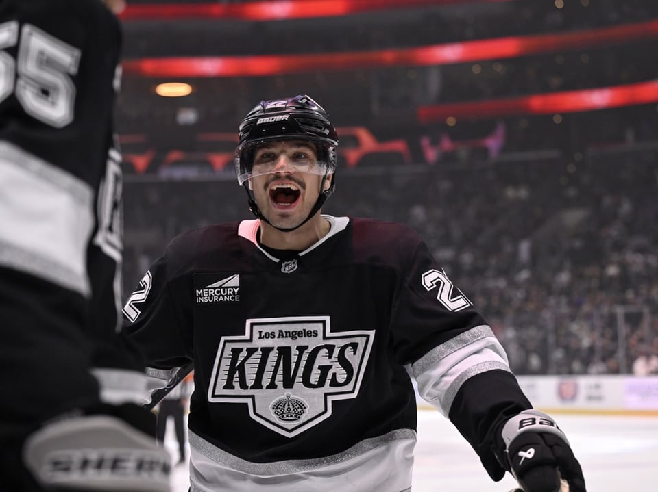 Eishockeyspieler der Los Angeles Kings jubelt auf dem Eis.