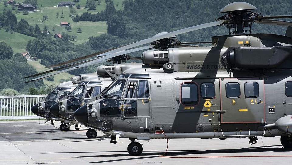 Drei Super-Puma-Helikopter stehen auf dem Flugplatz Alpnach.