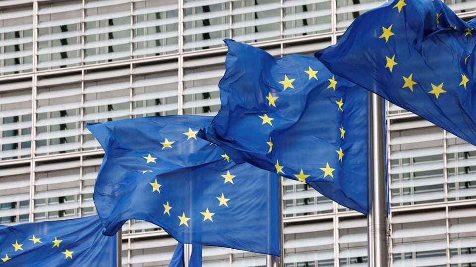 Flaggen der Europäischen Union wehen vor dem Sitz der EU-Kommission in Brüssel.