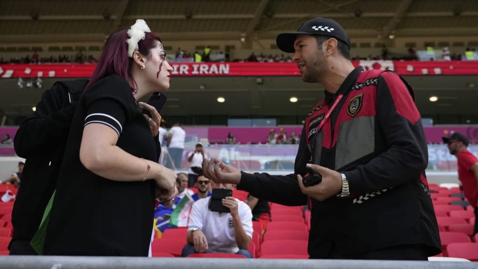 Ein Security-Mitarbeiter konfrontiert im Stadion von Al-Rayyan eine iranische Supporterin