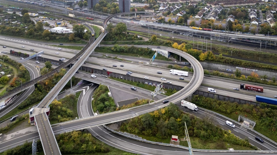 Drohnenaufnahmen der Autobahnverzweigung Hagnau / Basel St. Jakob.