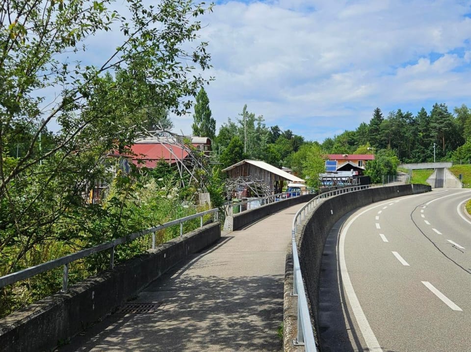 Rechts: Autobahn, Mitte: Gehweg, Links: die Zaffaraya-Siedlung