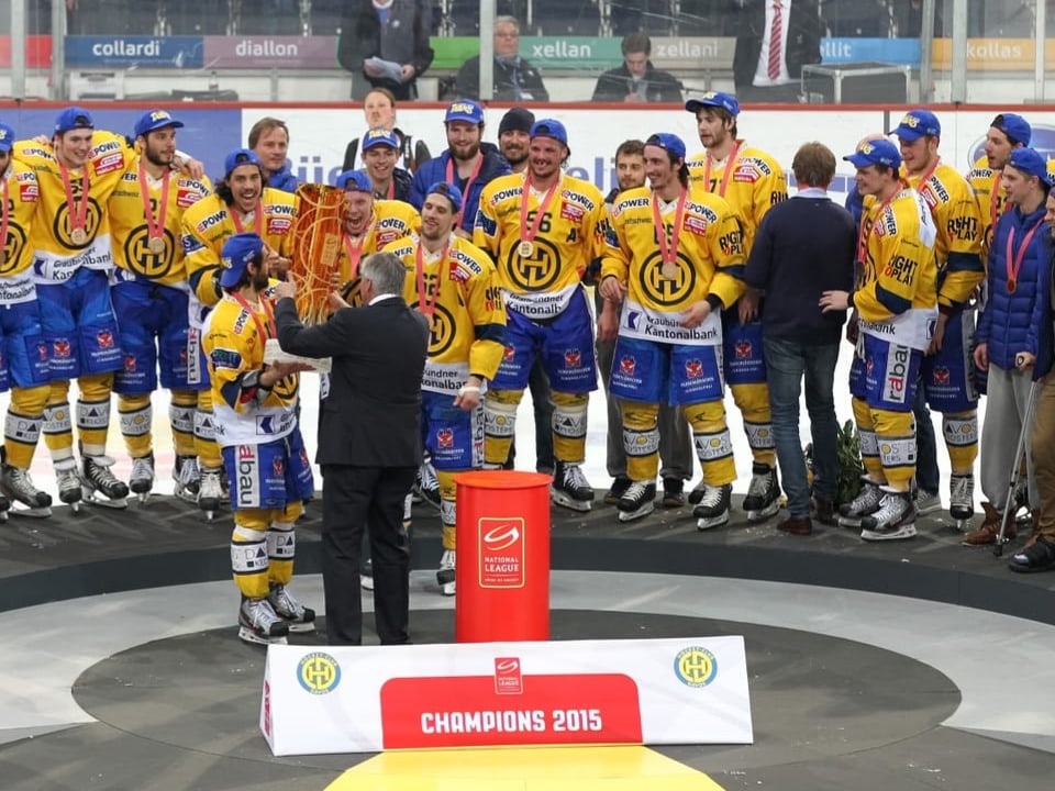 Eishockeyteam feiert mit Trophäe und Medaillen, Champions 2015.