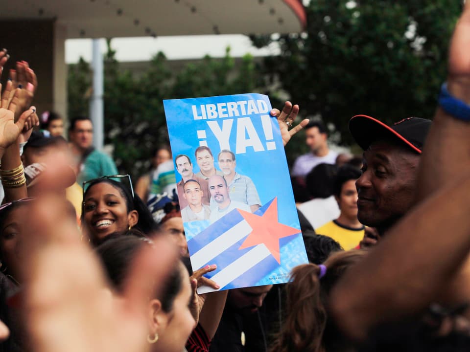 Menschen feiern in Havanna – ein Schild mit der Aufschrift «Libertad ya!» ist zu sehen.