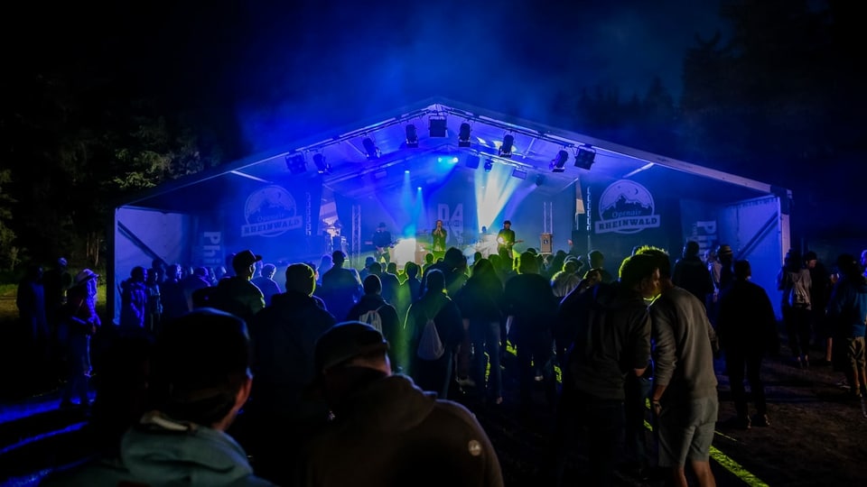 Dada Ante Portas aus Luzern sind wahre Profis. In der Dämmerung spielen sie auf einer Bühne mit einem Panorama wie es das so nur am Rheinwald Open Air gibt.