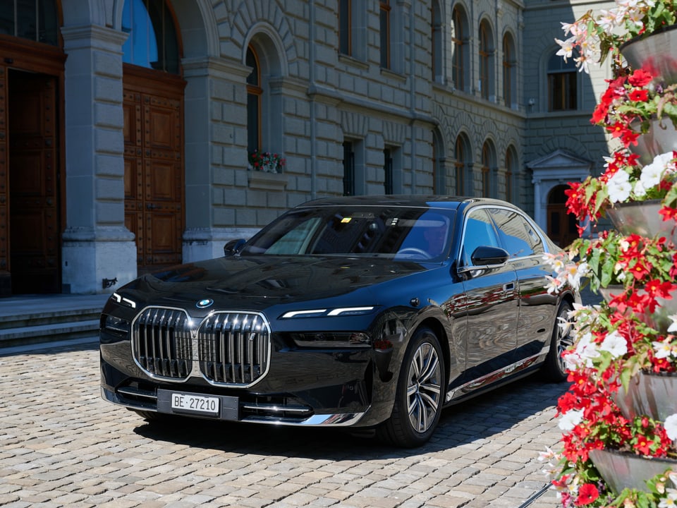 Schwarze Limousine vor dem Bundeshaus.