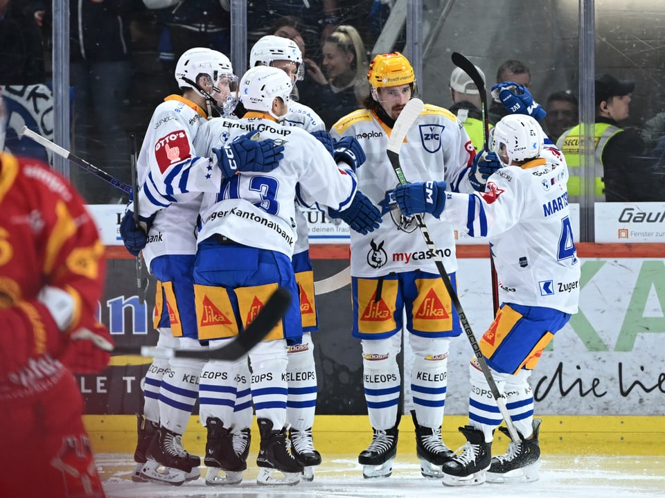 Eishockeyspieler feiern auf dem Eis.