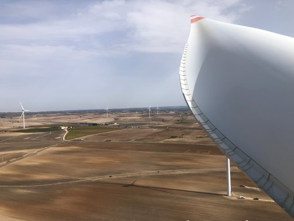 Blick auf Windkraftanlagen und Felder aus der Vogelperspektive.