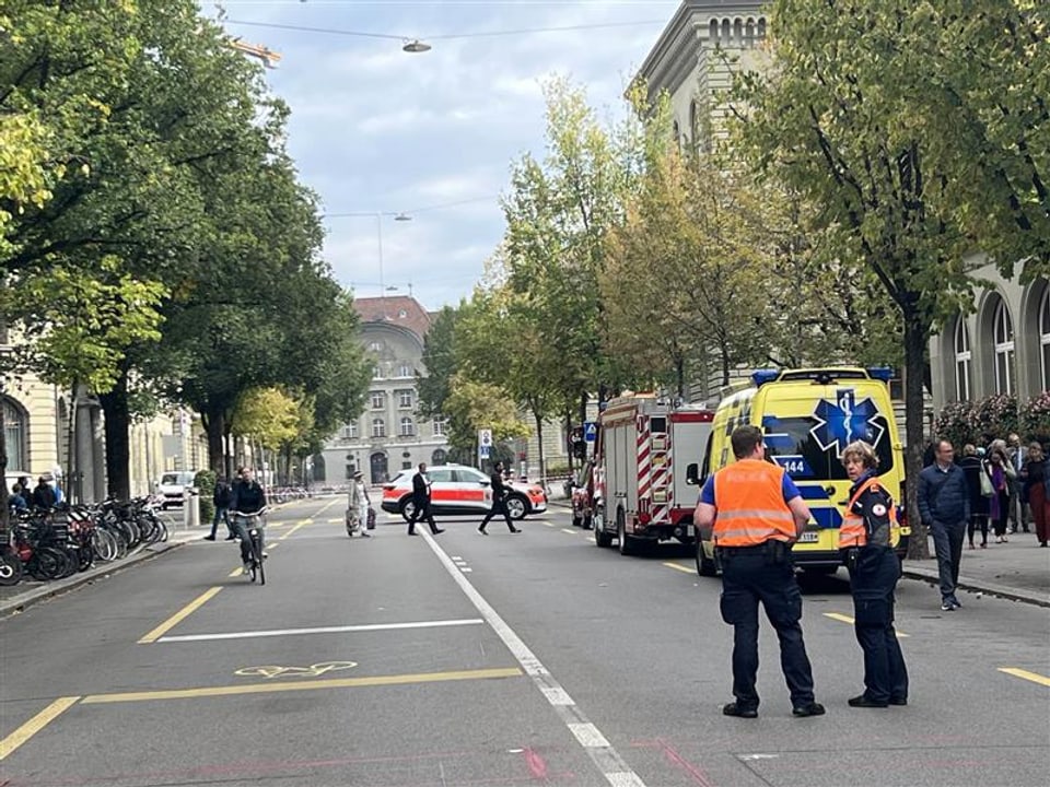 Polizei und Krankenwagen stehen auf einer Strasse, die zum Bundeshaus führt.