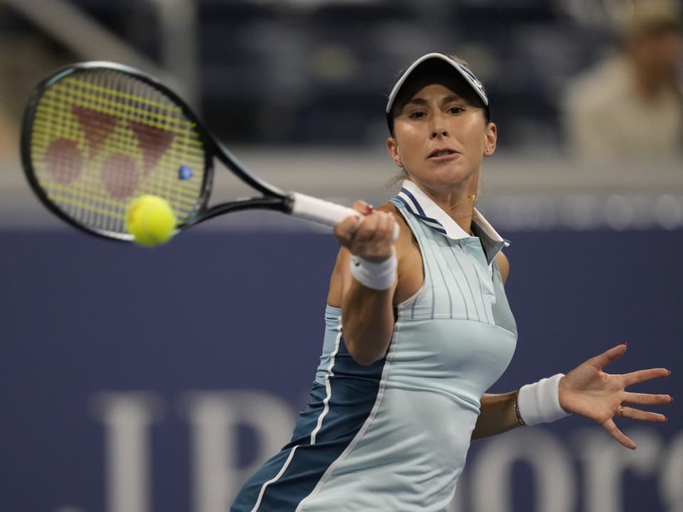 Belinda Bencic schlägt Ball auf dem Platz.