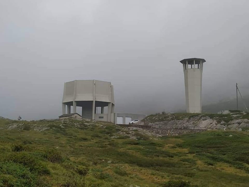 Hausgrosse Beton-Lüftungsgebäude in der Landschaft.