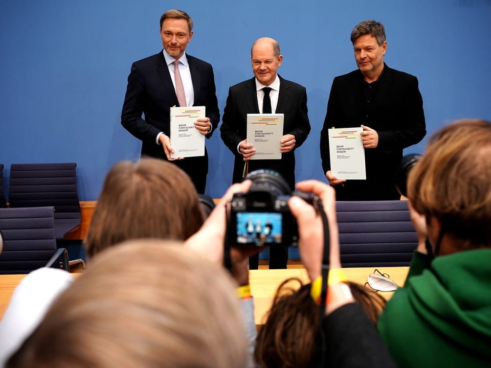 Lindner, Scholz und Habeck präsentieren 2021 den Koaltionsvertrag.