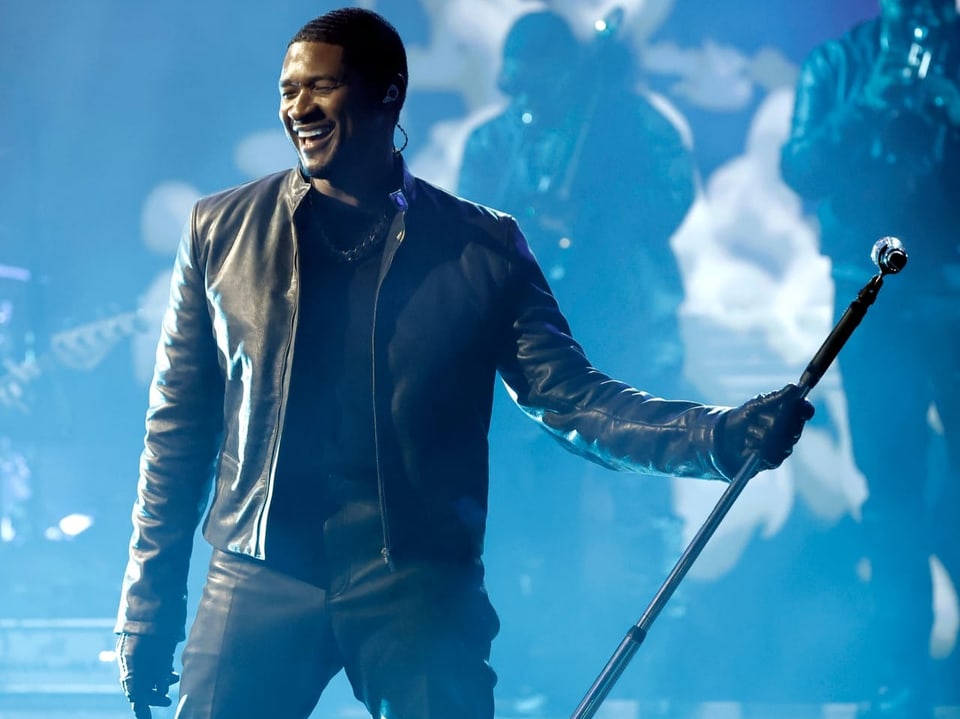 Usher während eines Liveauftritts auf der Bühne.