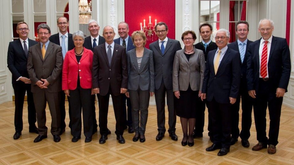 Fotografia da sanester: Mariano Tschuor (directur RTR), ils cussegliers naziunals Heinz Brand e Martin Candinas, cussegliera naziunala Silva Semadeni, cusseglier naziunal e schef da la delegaziun grischuna a Berna, Hansjörg Hassler, Duri Bezzola (president SRG.R),Roger de Weck (directur general SRG SSR), la presidenta da la confederaziun Eveline Widmer-Schlumpf, Raymond Loretan (president naziunal da la SRG SSR), la chanceliera federala Corina Casanova, ils cussegliers dals chantuns Stefan Engler e Martin Schmid, Oscar Knapp (nov president da la SRG.R) ed il cusseglier naziunal Josias Gasser.