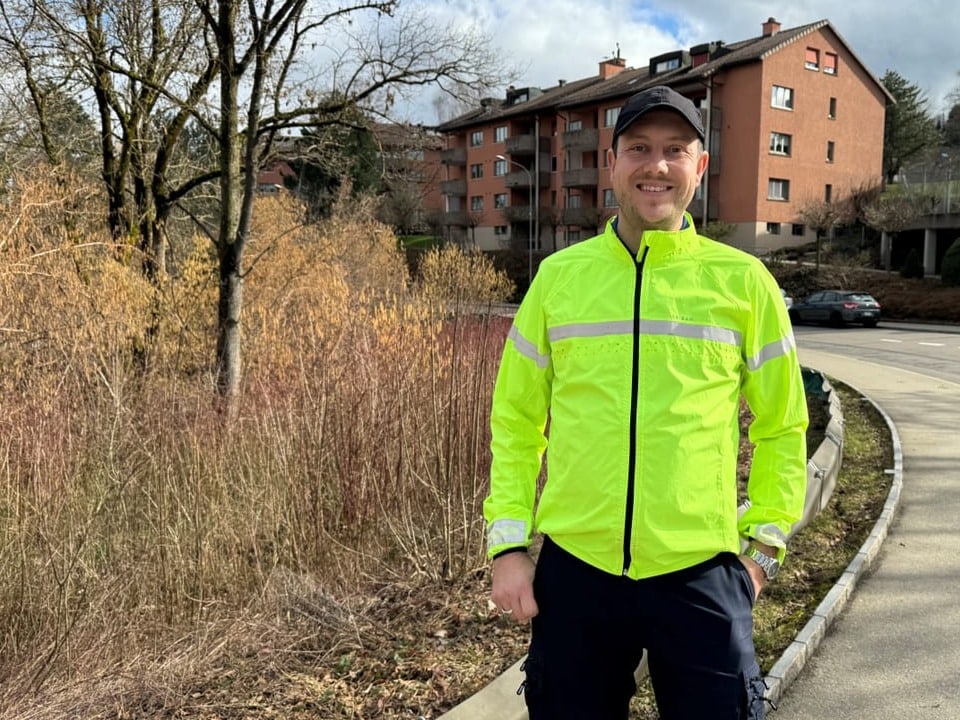 Christoph Noger steht an der Strasse bei einer Amphibien-Leitplanke.