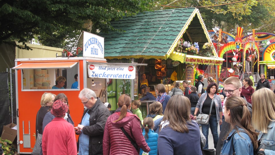 Verpflegungsstände an einem Jahrmarkt. 