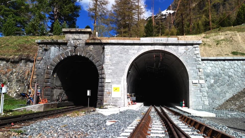 Sicht auf die Eingangsröhren des Albulatunnels 