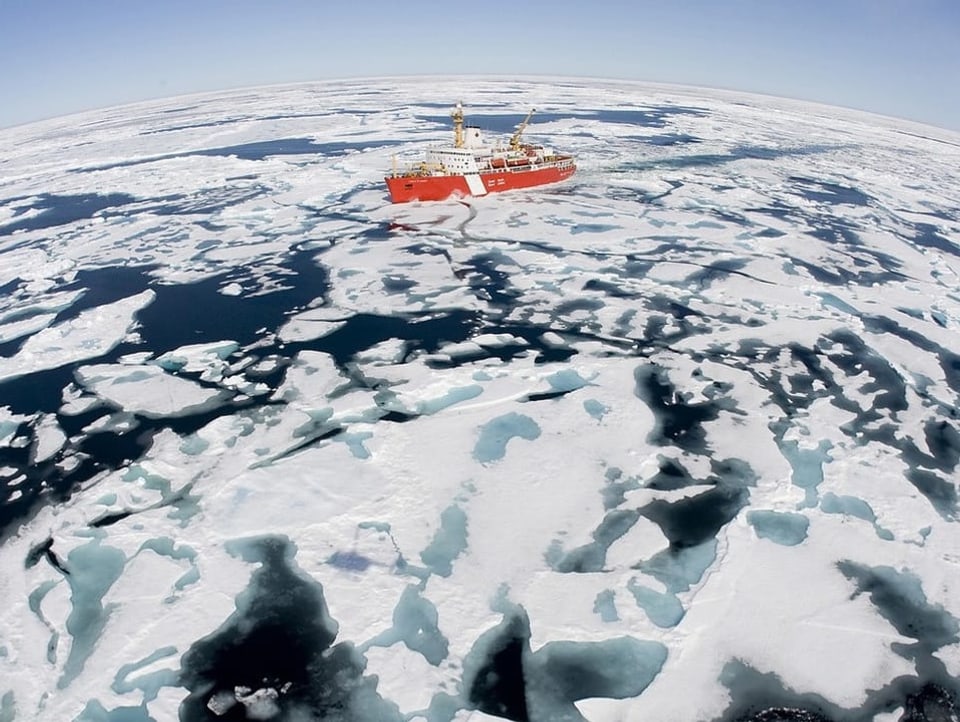 Die Nordostpassage an der Arktis. Ein Frachter fährt auf dem Wasser. 