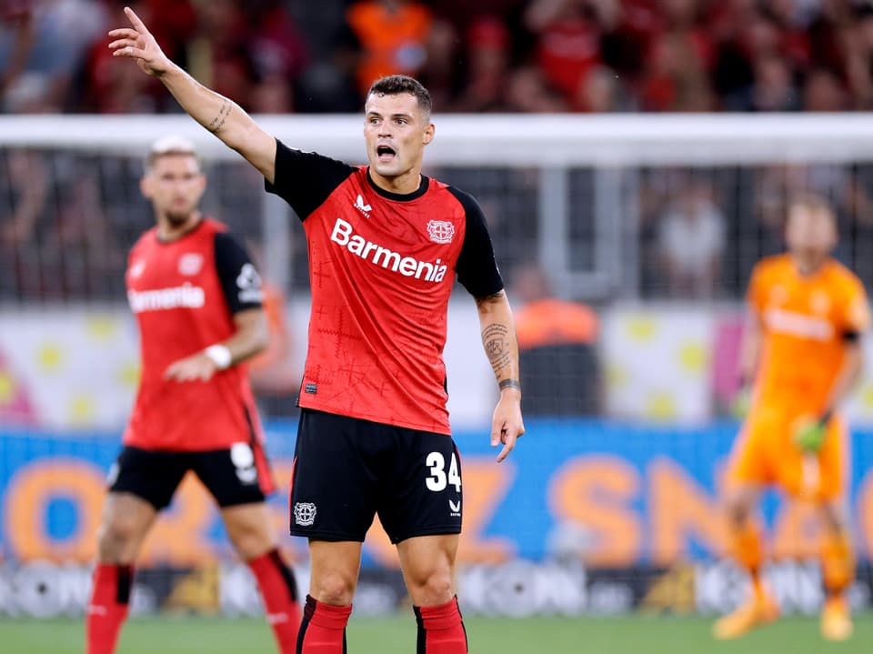 Fussballspieler im roten Bayer Leverkusen Trikot auf dem Spielfeld.