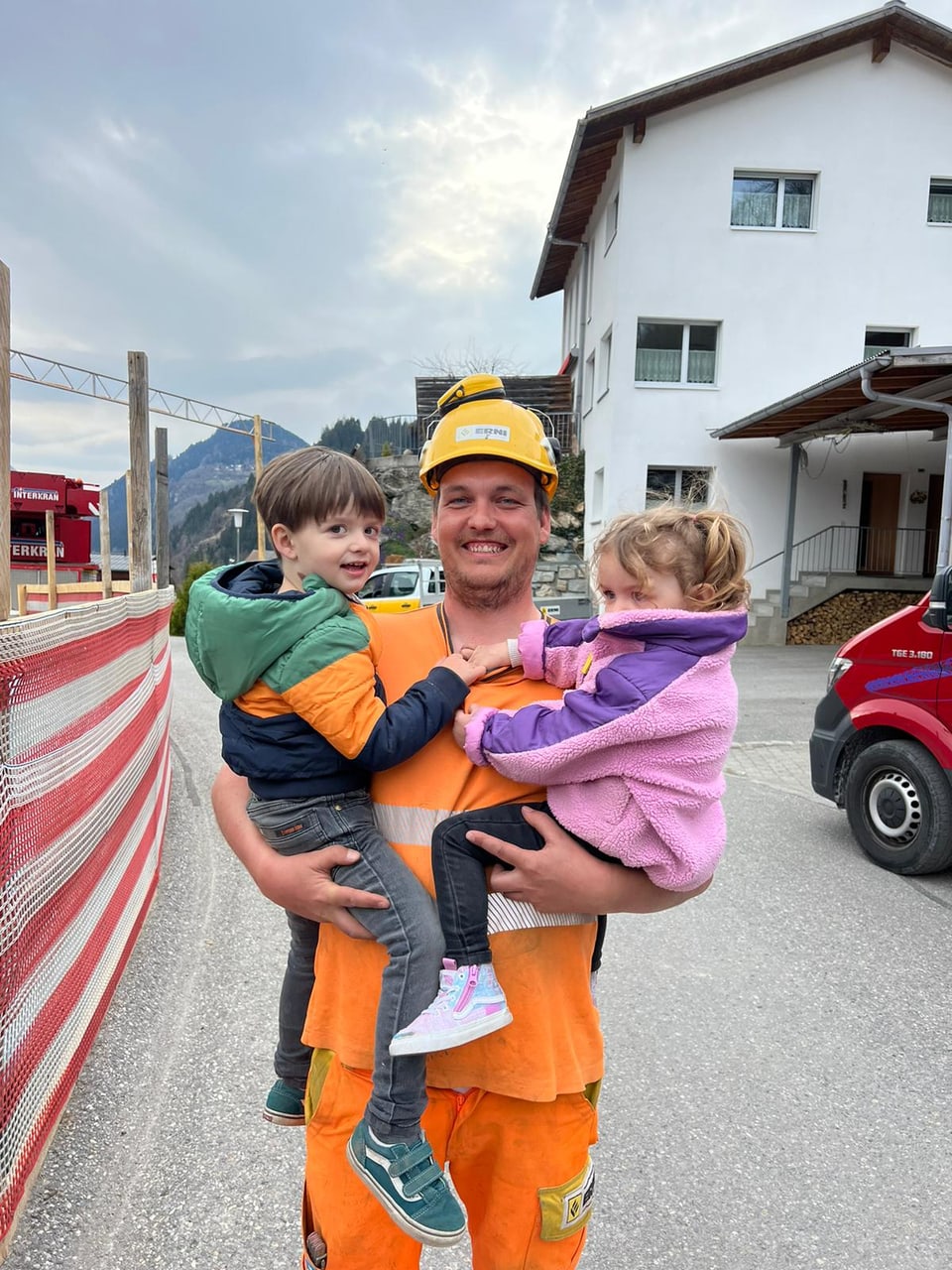 Vater mit Kindern nach der Arbeit.