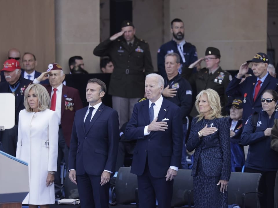 Biden und Macron stehen mit ihren Frauen nebeneinander. 
